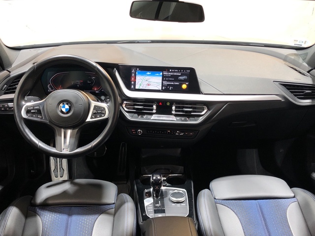 BMW Serie 1 118d color Gris. Año 2023. 110KW(150CV). Diésel. En concesionario Movilnorte El Plantio de Madrid