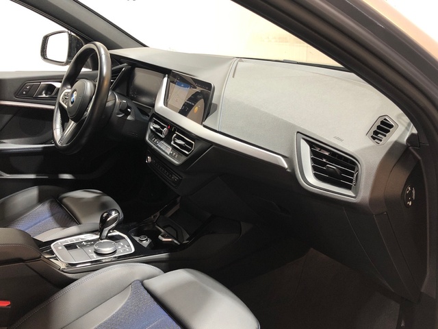 BMW Serie 1 118d color Gris. Año 2023. 110KW(150CV). Diésel. En concesionario Movilnorte El Plantio de Madrid