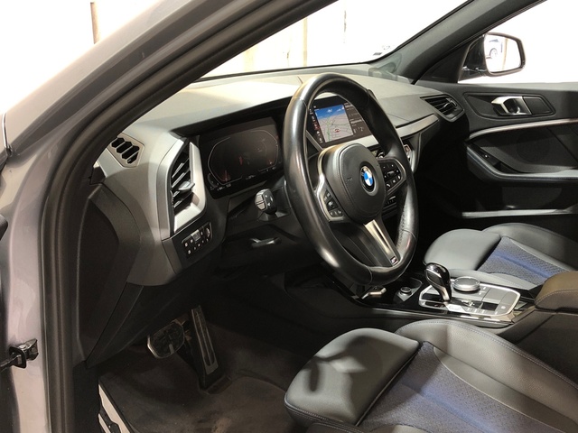 BMW Serie 1 118d color Gris. Año 2023. 110KW(150CV). Diésel. En concesionario Movilnorte El Plantio de Madrid