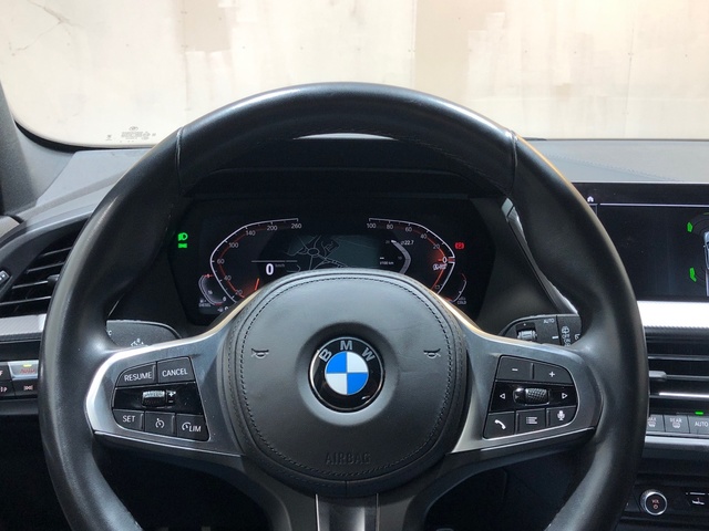 BMW Serie 1 118d color Gris. Año 2023. 110KW(150CV). Diésel. En concesionario Movilnorte El Plantio de Madrid