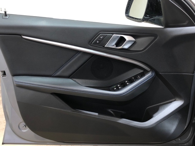 BMW Serie 1 118d color Gris. Año 2023. 110KW(150CV). Diésel. En concesionario Movilnorte El Plantio de Madrid