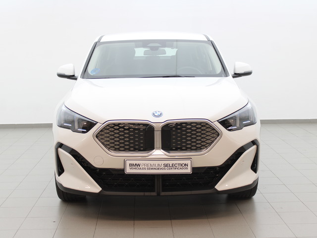 BMW iX2 eDrive20 color Blanco. Año 2024. 150KW(204CV). Eléctrico. En concesionario Augusta Aragon S.A. de Zaragoza