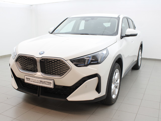 BMW iX2 eDrive20 color Blanco. Año 2024. 150KW(204CV). Eléctrico. En concesionario Augusta Aragon S.A. de Zaragoza