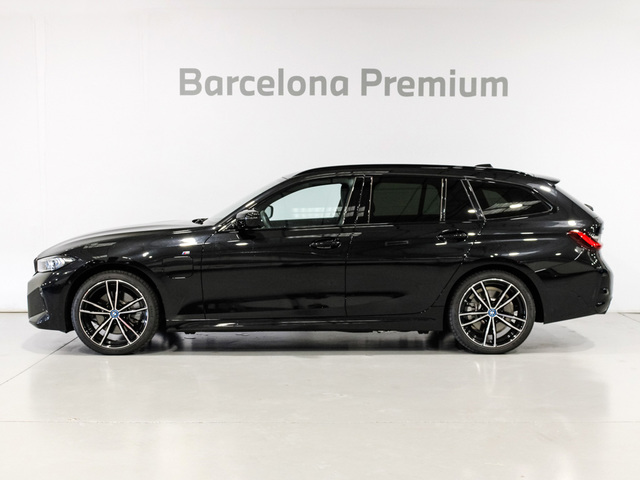 BMW Serie 3 330e Touring color Negro. Año 2023. 215KW(292CV). Híbrido Electro/Gasolina. En concesionario Barcelona Premium -- GRAN VIA de Barcelona