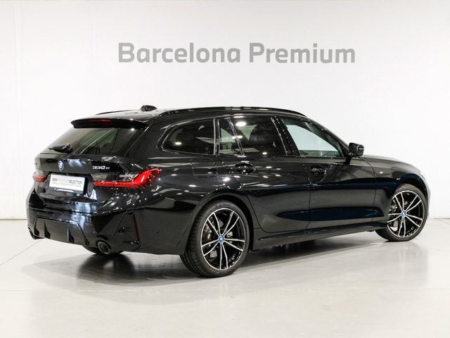 BMW Serie 3 330e Touring color Negro. Año 2023. 215KW(292CV). Híbrido Electro/Gasolina. En concesionario Barcelona Premium -- GRAN VIA de Barcelona