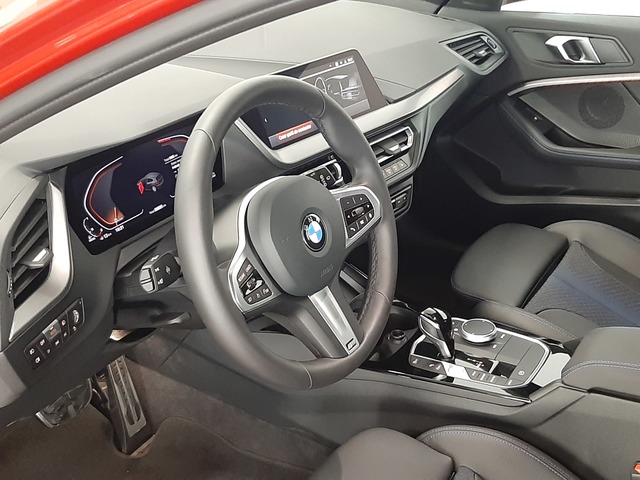 BMW Serie 1 118d color Rojo. Año 2024. 110KW(150CV). Diésel. En concesionario Automoviles Bertolin S.L. de Valencia