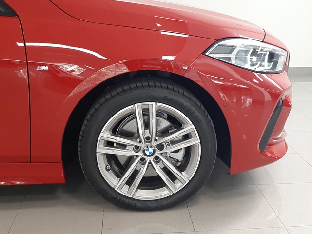 BMW Serie 1 118d color Rojo. Año 2024. 110KW(150CV). Diésel. En concesionario Automoviles Bertolin S.L. de Valencia