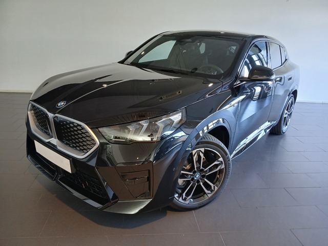 BMW iX2 eDrive20 color Negro. Año 2024. 150KW(204CV). Eléctrico. En concesionario Adler Motor S.L. TOLEDO de Toledo