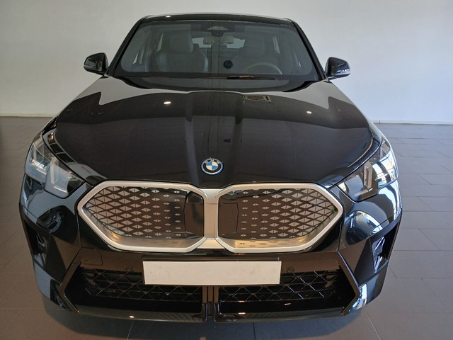 BMW iX2 eDrive20 color Negro. Año 2024. 150KW(204CV). Eléctrico. En concesionario Adler Motor S.L. TOLEDO de Toledo