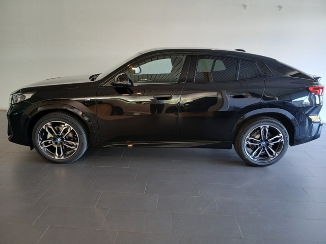 BMW iX2 eDrive20 color Negro. Año 2024. 150KW(204CV). Eléctrico. En concesionario Adler Motor S.L. TOLEDO de Toledo