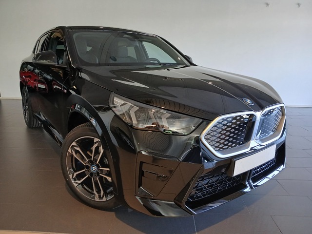 BMW iX2 eDrive20 color Negro. Año 2024. 150KW(204CV). Eléctrico. En concesionario Adler Motor S.L. TOLEDO de Toledo