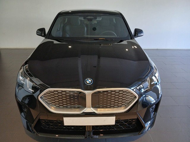 BMW iX2 eDrive20 color Negro. Año 2024. 150KW(204CV). Eléctrico. En concesionario Adler Motor S.L. TOLEDO de Toledo