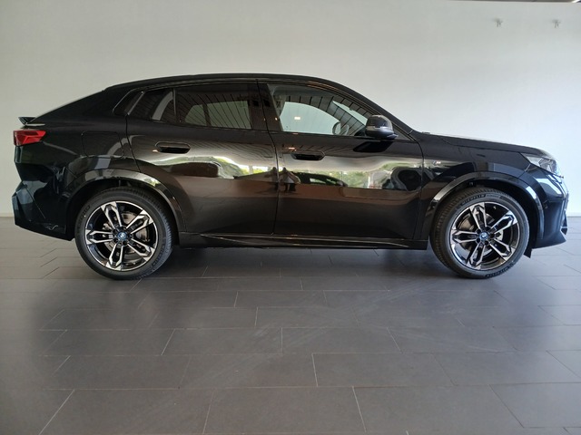 BMW iX2 eDrive20 color Negro. Año 2024. 150KW(204CV). Eléctrico. En concesionario Adler Motor S.L. TOLEDO de Toledo