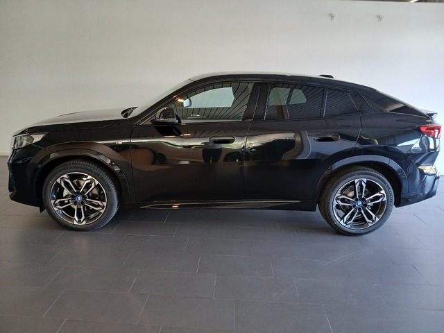 BMW iX2 eDrive20 color Negro. Año 2024. 150KW(204CV). Eléctrico. En concesionario Adler Motor S.L. TOLEDO de Toledo