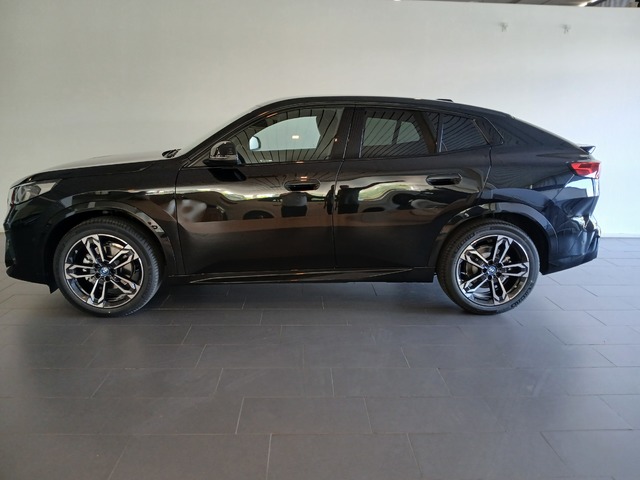 BMW iX2 eDrive20 color Negro. Año 2024. 150KW(204CV). Eléctrico. En concesionario Adler Motor S.L. TOLEDO de Toledo