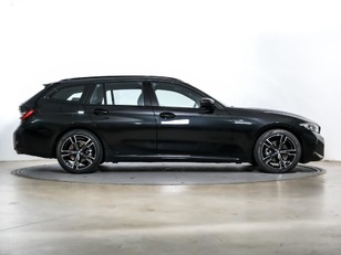 BMW Serie 3 320d Touring color Negro. Año 2024. 140KW(190CV). Diésel. En concesionario Oliva Motor Tarragona de Tarragona