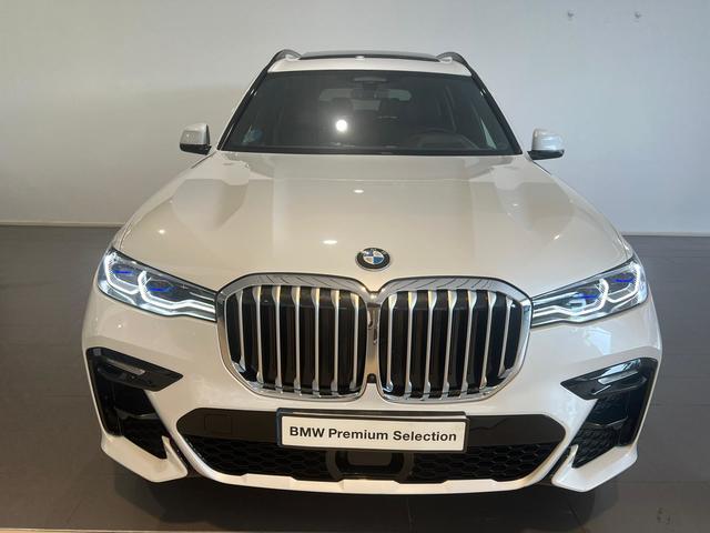 BMW X7 xDrive40d color Blanco. Año 2022. 250KW(340CV). Diésel. En concesionario Adler Motor S.L. TOLEDO de Toledo