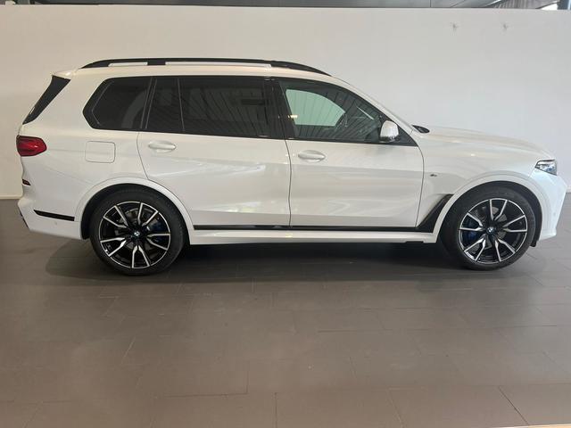 BMW X7 xDrive40d color Blanco. Año 2022. 250KW(340CV). Diésel. En concesionario Adler Motor S.L. TOLEDO de Toledo