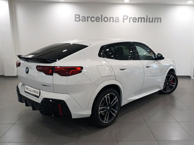 BMW X2 sDrive18d color Blanco. Año 2024. 110KW(150CV). Diésel. En concesionario Barcelona Premium -- GRAN VIA de Barcelona