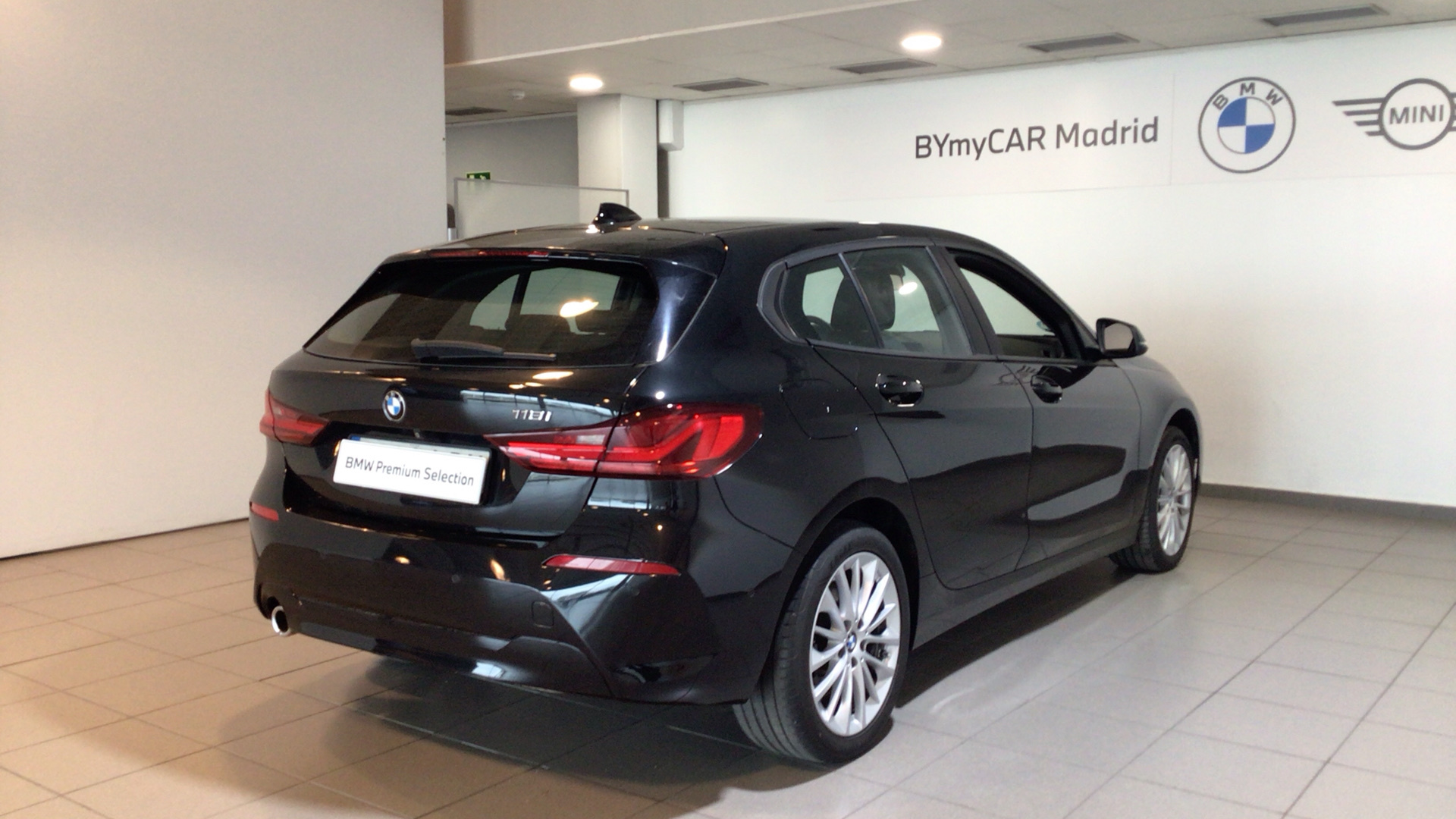 BMW Serie 1 118i color Negro. Año 2019. 103KW(140CV). Gasolina. En concesionario BYmyCAR Madrid - Alcalá de Madrid