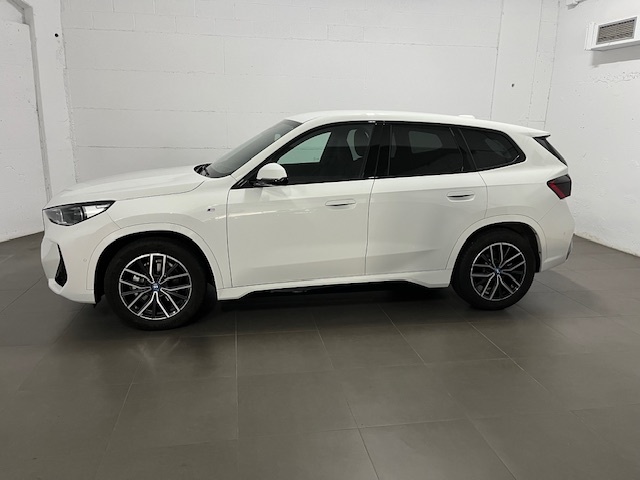 BMW iX1 eDrive20 color Blanco. Año 2024. 150KW(204CV). Eléctrico. En concesionario Amiocar S.A. de Coruña