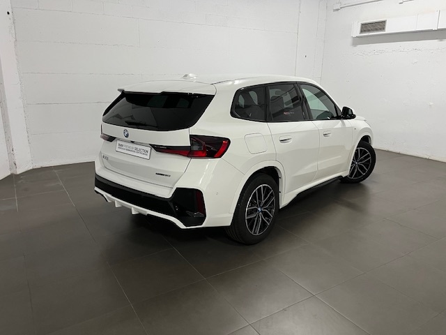 BMW iX1 eDrive20 color Blanco. Año 2024. 150KW(204CV). Eléctrico. En concesionario Amiocar S.A. de Coruña