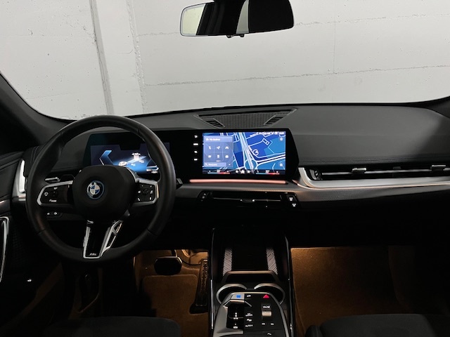 BMW iX1 eDrive20 color Blanco. Año 2024. 150KW(204CV). Eléctrico. En concesionario Amiocar S.A. de Coruña