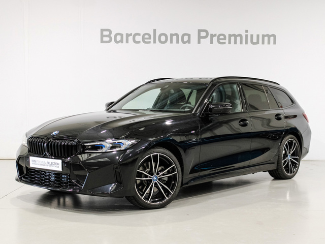 BMW Serie 3 330e Touring color Negro. Año 2024. 215KW(292CV). Híbrido Electro/Gasolina. En concesionario Barcelona Premium -- GRAN VIA de Barcelona