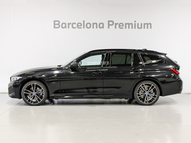 BMW Serie 3 330e Touring color Negro. Año 2024. 215KW(292CV). Híbrido Electro/Gasolina. En concesionario Barcelona Premium -- GRAN VIA de Barcelona