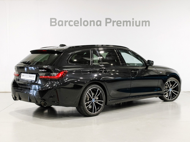 BMW Serie 3 330e Touring color Negro. Año 2024. 215KW(292CV). Híbrido Electro/Gasolina. En concesionario Barcelona Premium -- GRAN VIA de Barcelona