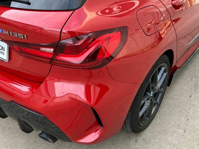 BMW Serie 1 M135i color Rojo. Año 2021. 225KW(306CV). Gasolina. En concesionario Bernesga Motor León (Bmw y Mini) de León