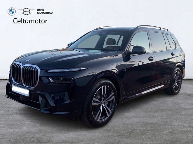 BMW X7 xDrive40d color Negro. Año 2024. 259KW(352CV). Diésel. En concesionario Celtamotor Pontevedra de Pontevedra