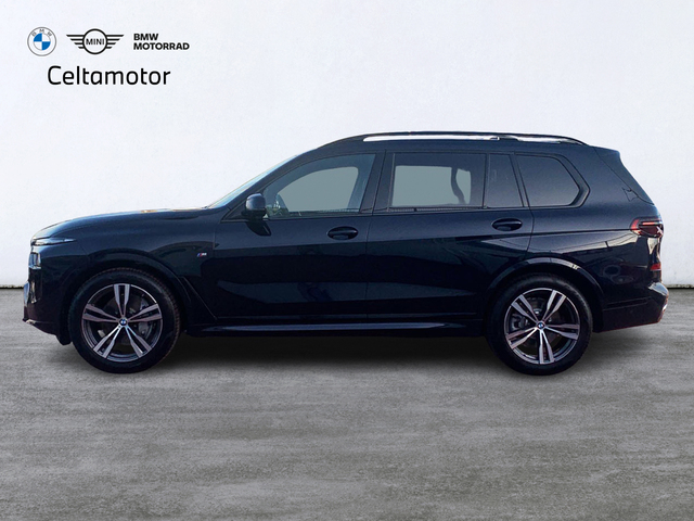 BMW X7 xDrive40d color Negro. Año 2024. 259KW(352CV). Diésel. En concesionario Celtamotor Pontevedra de Pontevedra