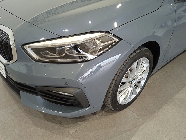 BMW Serie 1 118i color Gris. Año 2019. 103KW(140CV). Gasolina. En concesionario ALBAMOCION CIUDAD REAL  de Ciudad Real