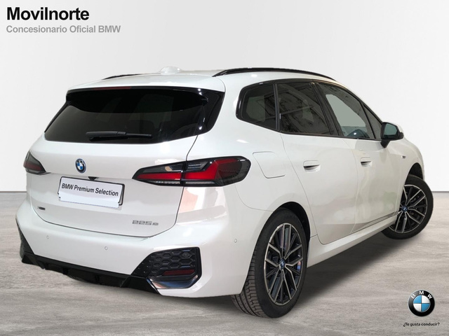 BMW Serie 2 225e Active Tourer color Blanco. Año 2023. 180KW(245CV). Híbrido Electro/Gasolina. En concesionario Movilnorte El Plantio de Madrid