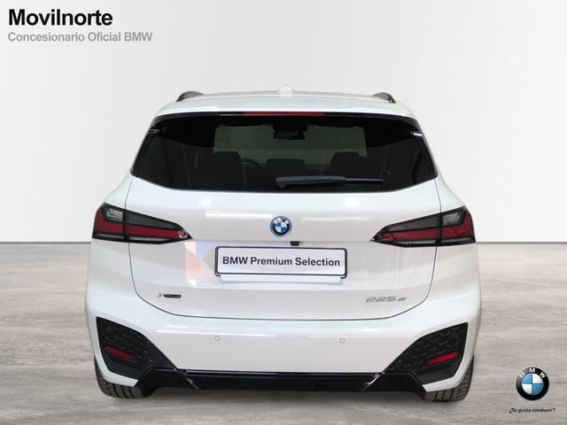 BMW Serie 2 225e Active Tourer color Blanco. Año 2023. 180KW(245CV). Híbrido Electro/Gasolina. En concesionario Movilnorte El Plantio de Madrid