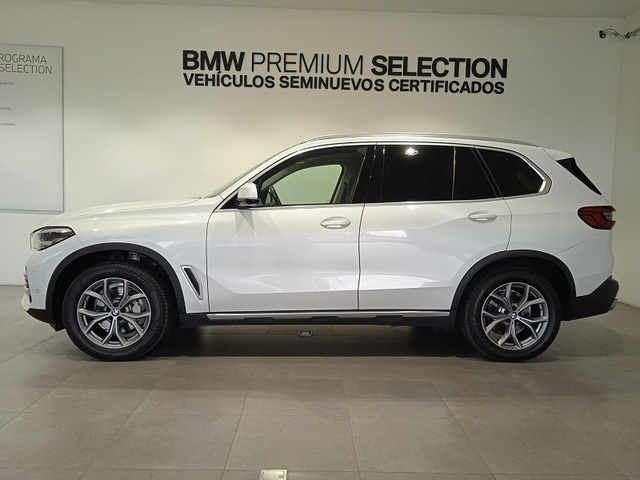 BMW X5 xDrive30d color Blanco. Año 2020. 195KW(265CV). Diésel. En concesionario ALBAMOCION CIUDAD REAL  de Ciudad Real