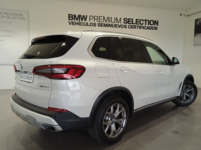 BMW X5 xDrive30d color Blanco. Año 2020. 195KW(265CV). Diésel. En concesionario ALBAMOCION CIUDAD REAL  de Ciudad Real