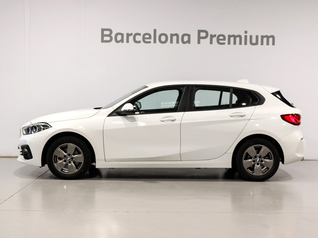 BMW Serie 1 118i color Blanco. Año 2021. 103KW(140CV). Gasolina. En concesionario Barcelona Premium -- GRAN VIA de Barcelona