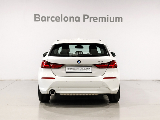 BMW Serie 1 118i color Blanco. Año 2021. 103KW(140CV). Gasolina. En concesionario Barcelona Premium -- GRAN VIA de Barcelona