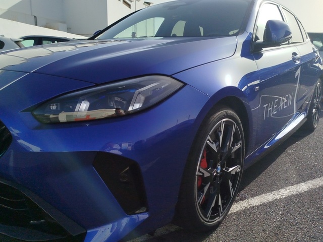 BMW Serie 1 120i color Azul. Año 2024. 125KW(170CV). Gasolina. En concesionario LAS CHAFIRAS de Sta. C. Tenerife