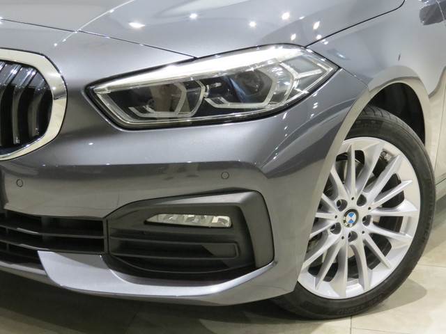 BMW Serie 1 118d color Gris. Año 2021. 110KW(150CV). Diésel. En concesionario GANDIA Automoviles Fersan, S.A. de Valencia