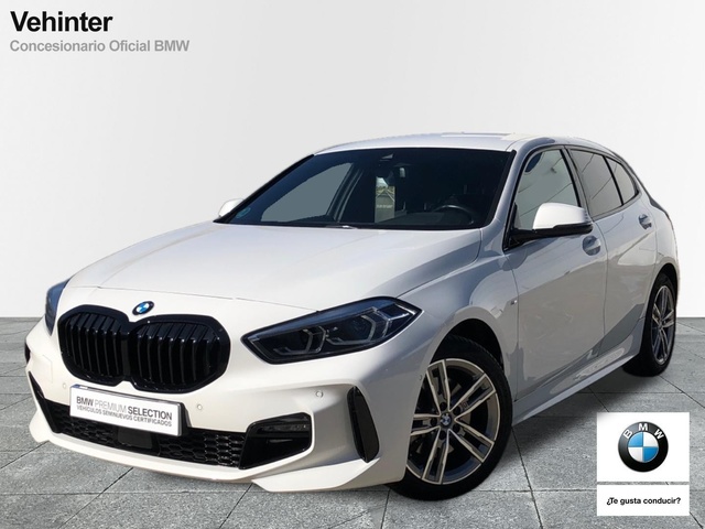 BMW Serie 1 118d color Blanco. Año 2023. 110KW(150CV). Diésel. En concesionario Momentum S.A. de Madrid