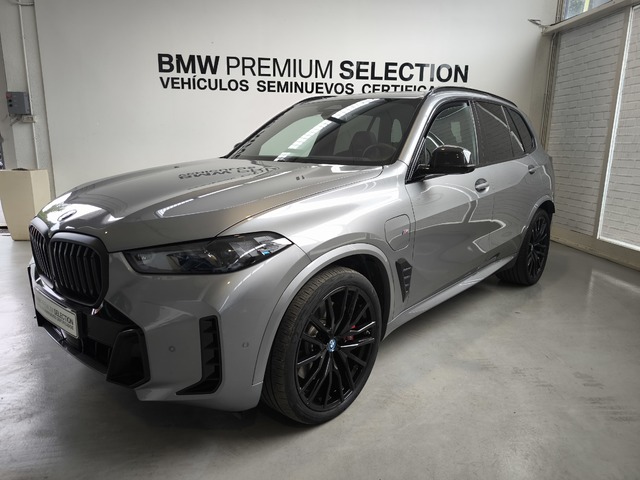 BMW X5 xDrive50e color Gris. Año 2024. 360KW(489CV). Híbrido Electro/Gasolina. En concesionario Lurauto Gipuzkoa de Guipuzcoa