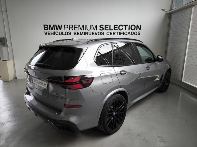 BMW X5 xDrive50e color Gris. Año 2024. 360KW(489CV). Híbrido Electro/Gasolina. En concesionario Lurauto Gipuzkoa de Guipuzcoa