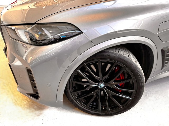 BMW X5 xDrive50e color Gris. Año 2024. 360KW(489CV). Híbrido Electro/Gasolina. En concesionario Lurauto Gipuzkoa de Guipuzcoa