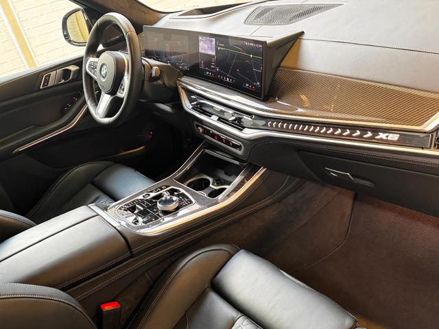 BMW X5 xDrive50e color Gris. Año 2024. 360KW(489CV). Híbrido Electro/Gasolina. En concesionario Lurauto Gipuzkoa de Guipuzcoa