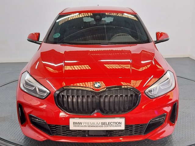 BMW Serie 1 118d color Rojo. Año 2024. 110KW(150CV). Diésel. En concesionario Proa Premium Palma de Baleares