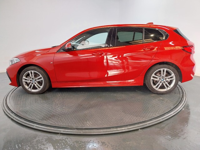 BMW Serie 1 118d color Rojo. Año 2024. 110KW(150CV). Diésel. En concesionario Proa Premium Palma de Baleares