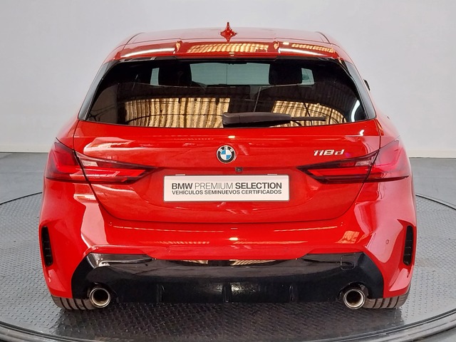 BMW Serie 1 118d color Rojo. Año 2024. 110KW(150CV). Diésel. En concesionario Proa Premium Palma de Baleares